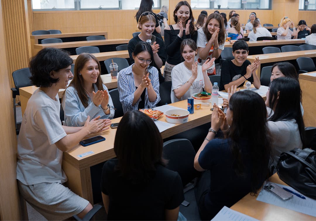 Каждый сопровождающий проходит специальное обучение, знает как действовать в экстренных ситуациях и свободно владеет русским и корейским