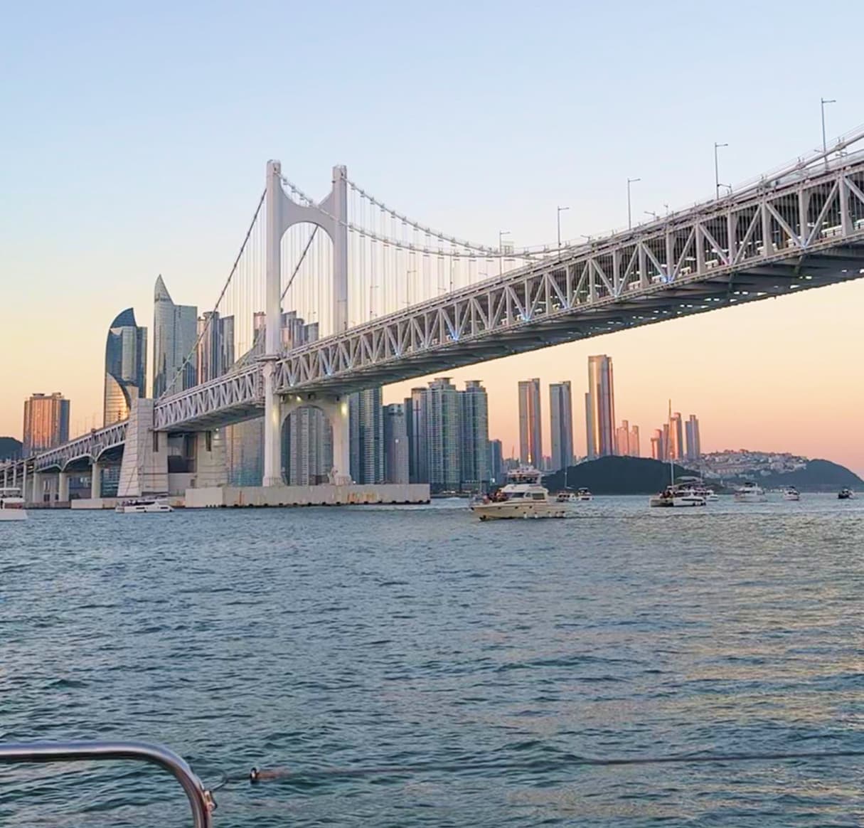 круиз по заливу
 на закате