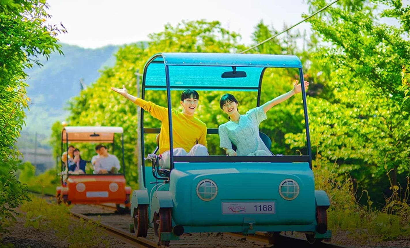 Поездка на педальных
вагончиках вдоль
побережья